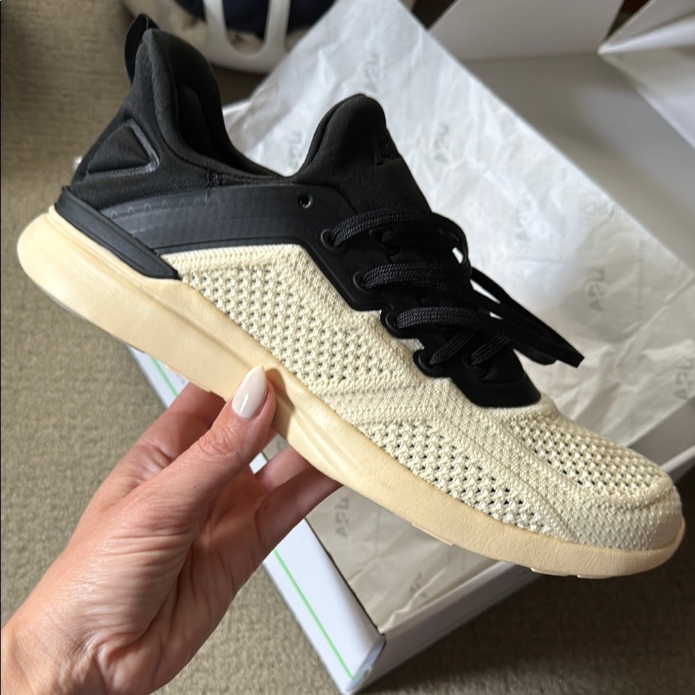 APL Athletic Propulsion Labs Techloom - never been worn in size women’s 9.5